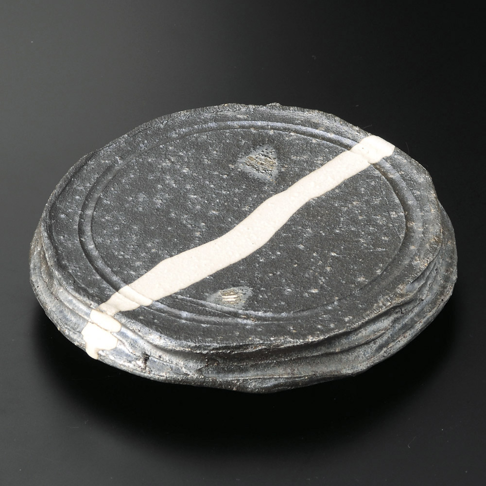 黒窯変掛け分け5.7足付丸皿（信楽焼） | 陶雅